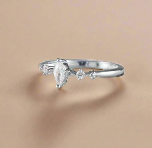 Marquise Cut Ring - Clé de Coeur