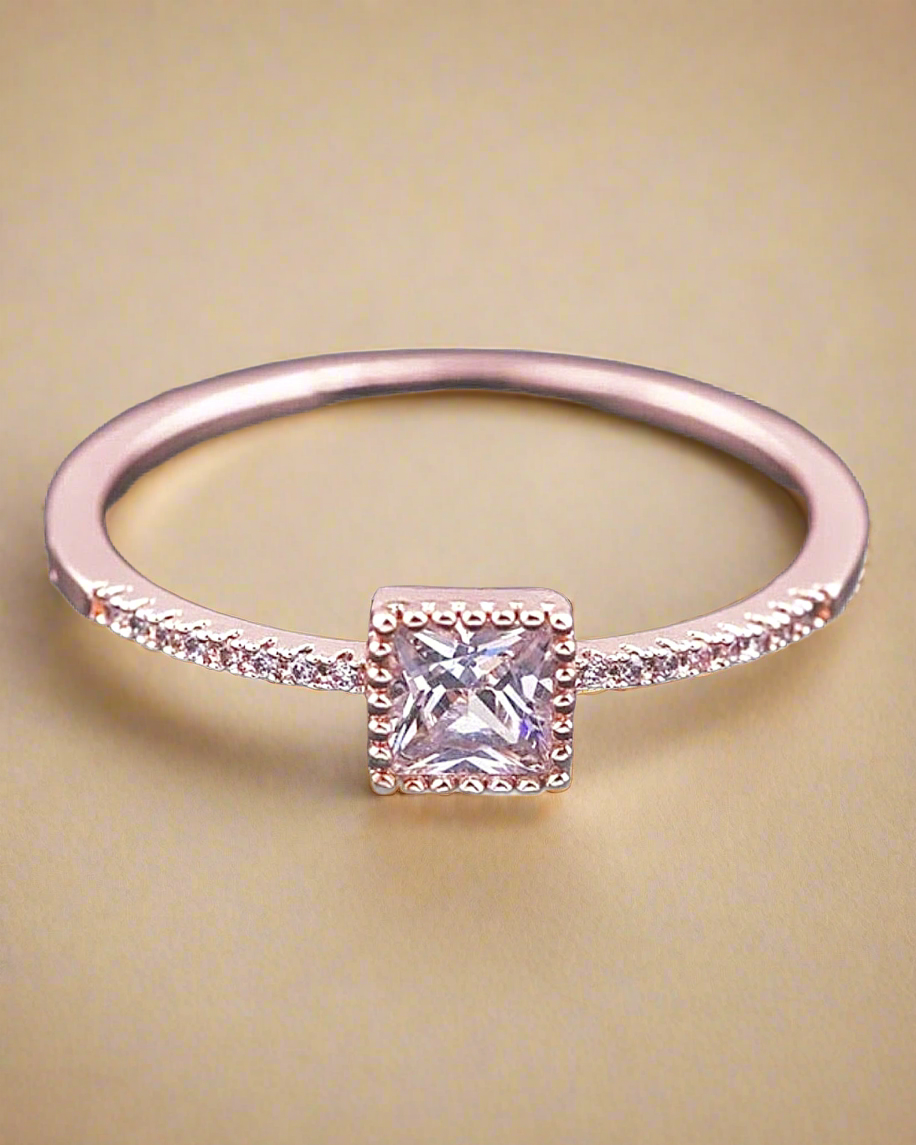 Dainty Princess Cut Ring - Clé de Coeur