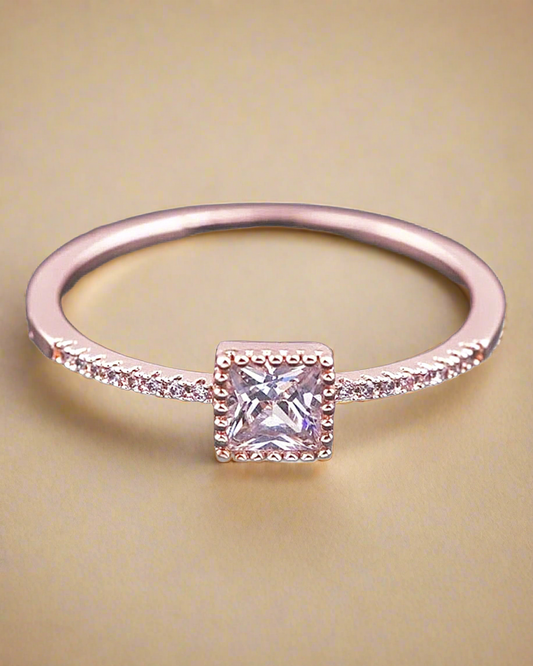 Dainty Princess Cut Ring - Clé de Coeur