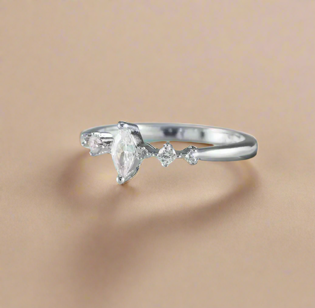 Marquise Cut Ring - Clé de Coeur